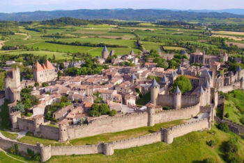 Plongée royale : « À l’ombre des grands châteaux », la série documentaire qui redonne vie à notre patrimoine