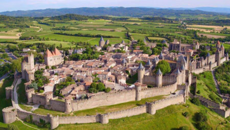 Plongée royale : « À l’ombre des grands châteaux », la série documentaire qui redonne vie à notre patrimoine