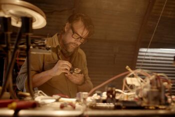 « Off The Grid » : Quand le savant devient guerrier, un thriller d’action qui se cherche