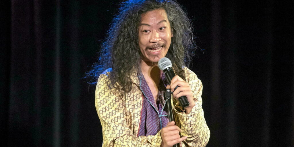 Le Chinois marrant : Bun Hay Mean, l’irrésistible électron libre de la scène stand-up