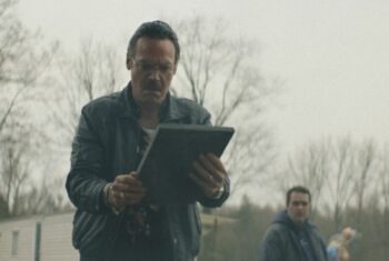 « Fabula » sous la pluie : critique ironique d’un gangster qui rêve en grand