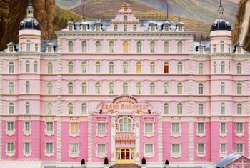 “The Grand Budapest Hotel” : L’art de la nostalgie en couleurs pastel